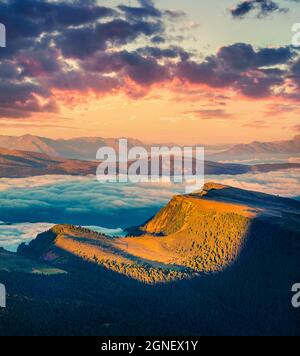 Impressionnant lever de soleil d'été dans les Alpes Dolomites. Vue matinale colorée depuis le sommet de Furchetta sur le village de Santa Magdalena dans la mer de brouillard, Tyrol du Sud, Italie Banque D'Images
