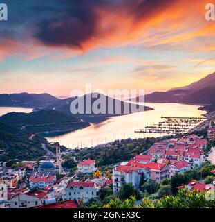 Vue spectaculaire sur le printemps depuis l'œil de l'oiseau de la ville de Kas, district de la province d'Antalya en Turquie, Asie. Coucher de soleil de printemps coloré dans le petit yach méditerranéen Banque D'Images