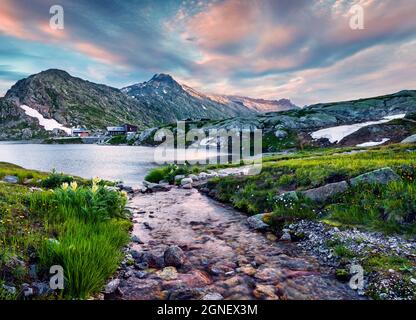 Magnifique coucher de soleil d'été sur le lac Totensee. Belle scène nocturne du sommet de Grimselpass, Alpes suisses, canton de Berne, Suisse, Europe. Beauté o Banque D'Images