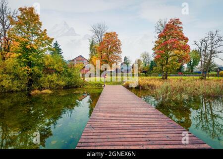 Scène automnale colorée du lac Altausseer See. Vue du matin sur le village d'Altaussee, quartier de Liezen en Styrie, Autriche. Beauté de la campagne co Banque D'Images