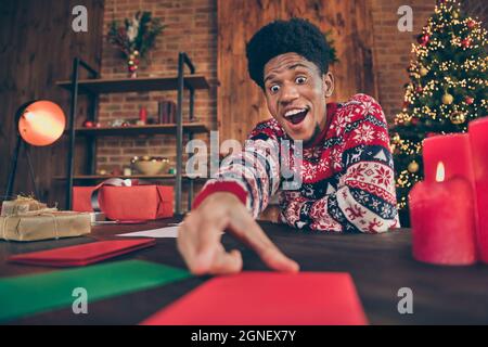 Photo portrait jeune homme surjoyé écrivant la lettre au père noël pendant les vacances d'hiver portant un chandail chaud Banque D'Images