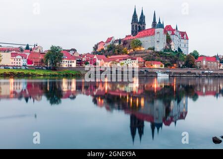 Superbe vue d'automne de la plus ancienne surplombant le château de l'Elbe - Albrechtsburg. Magnifique paysage urbain de Meissen, Saxe, Allemagne, Europe. Traveli Banque D'Images