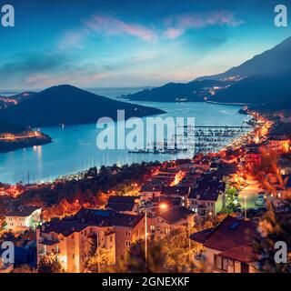 Vue depuis l'oeil de l'oiseau de la ville de Kas, district d'Antalya Province de la Turquie, de l'Asie. Printemps coloré coucher de soleil en petites Méditerranée yachting et tou Banque D'Images