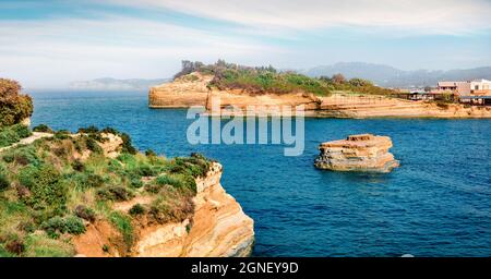 Vue de source colorée sur le village de Sidari, célèbre canal d'Amour (Canal d'Amour) emplacement sur la plage. Paysage marin lumineux le matin de la mer Ionienne. Extérieur incroyable Banque D'Images