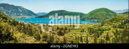 Vue panoramique sur le port de Nydri. Paysage marin de source lumineuse de la mer Ionienne. Scène matinale colorée de l'île de Lefkada, Grèce, Europe. Concept de voyage back-gr Banque D'Images