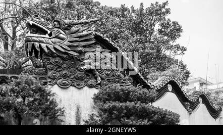 Dragon sur la clôture dans le jardin Yu Yuan à Shanghai, en Chine Banque D'Images