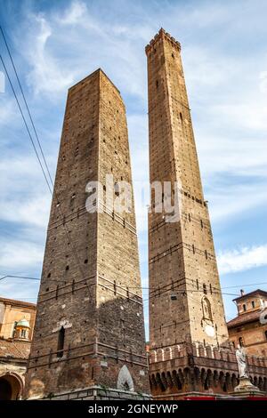 Tours Asinelli et Garisenda à Bologne, Italie. Repère Banque D'Images