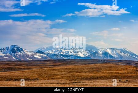 Vue sur le volcan de l'automne de Mutnovsky sur la péninsule de Kamchatka Banque D'Images