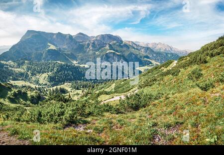 Vue imprenable depuis le haut du téléphérique au-dessus du lac Konigsee sur la crête de Schneibstein. Matin d'été lumineux à la frontière de l'Allemagne et de l'Autriche Al Banque D'Images