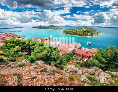 Vue spectaculaire sur le village de Tribunj en été. Pittoresque matin paysage marin de la mer Adriatique, Croatie, Europe. Beau monde des pays méditerranéens. Tr Banque D'Images