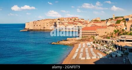 Vue matinale ensoleillée sur la ville de Dubrovnik avec la plage de Banje et le fort Bokar en arrière-plan. Splendide panorama d'été de Croatie, Europe. Beau monde de Banque D'Images