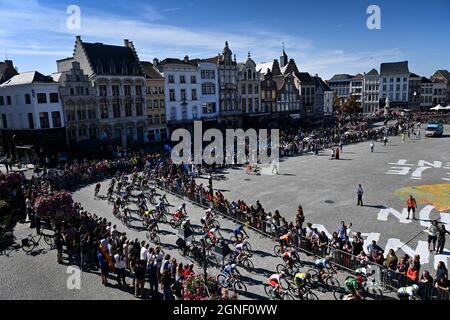 L'illustration montre le centre-ville de Mechelen lors de la course féminine sur route d'élite le septième jour des Championnats du monde UCI sur route à vélo Banque D'Images