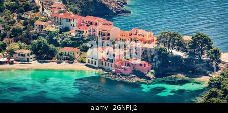 Vue aérienne du village d'ASOS depuis les ruines du château vénitien. Paysage de source panoramique de la mer Ionienne. Pittoresque scène extérieure de l'île de Kefalonia Banque D'Images