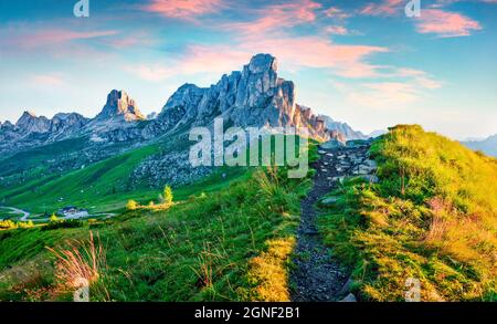 Magnifique vue matinale sur le pic Ra Gusela, Averau - groupe Nuvolau de Passo di Giau. Lever de soleil d'été coloré dans les Alpes Dolomiti, Cortina d'Ampezzo locat Banque D'Images