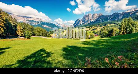 Vue panoramique le matin sur la station Cortina d’Ampezzo. Magnifique scène estivale des Alpes Dolomiti, province de Belluno, Italie, Europe. Beauté de la campagne Banque D'Images