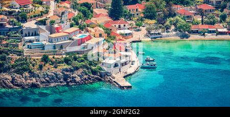 Vue aérienne du village d'ASOS depuis les ruines du château vénitien. Paysage de source panoramique de la mer Ionienne. Pittoresque scène extérieure de l'île de Kefalonia Banque D'Images