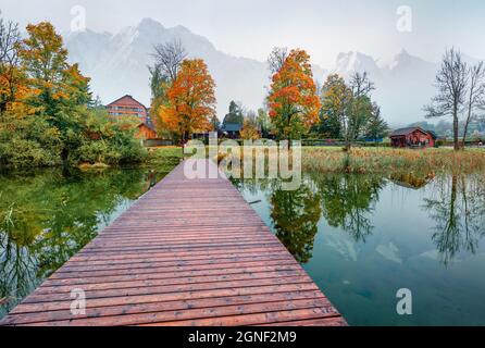 Scène d'automne brumeuse d'Altausseer See Lake. Magnifique vue du matin sur le village d'Altaussee, quartier de Liezen en Styrie, Autriche. Beauté de la campagne co Banque D'Images