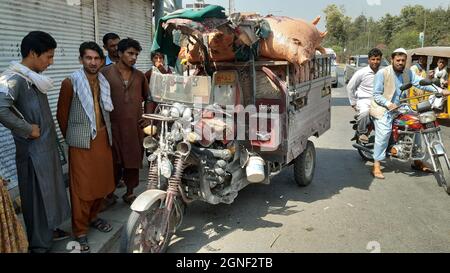 Jalalabad, Afghanistan. 25 septembre 2021. Les gens se rassemblent sur le site d'un souffle dans la ville de Jalalabad, province de Nangarhar, Afghanistan, le 25 septembre 2021. Samedi, une explosion a secoué la ville de Jalalalabad, la capitale de la province orientale de Nangarhar, en Afghanistan, sans aucun rapport sur les victimes, ont rapporté les médias locaux. Credit: Hamidullah/Xinhua/Alay Live News Banque D'Images