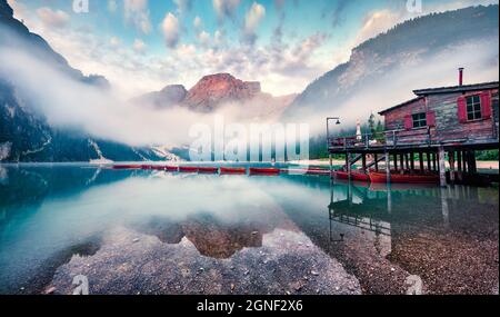 Vue du matin brumeuse sur le lac Braies (Pragser Wildsee). Lever de soleil d'été à Gréaty dans le parc national de Fanes-Sennes-Braies, Alpes Dolomiti, Tyrol du Sud, Italie, UE Banque D'Images