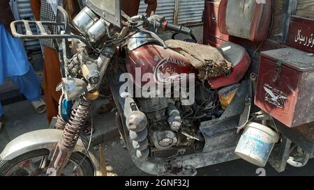 (210925) -- JALALABAD, 25 septembre 2021 (Xinhua) -- la photo prise le 25 septembre 2021 montre un véhicule endommagé sur le site d'une explosion dans la ville de Jalalabad, dans la province de Nangarhar, en Afghanistan. Samedi, une explosion a secoué la ville de Jalalalabad, la capitale de la province orientale de Nangarhar, en Afghanistan, sans aucun rapport sur les victimes, ont rapporté les médias locaux. (Photo de Hamidullah/Xinhua) Banque D'Images