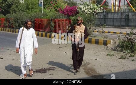 Jalalabad, Afghanistan. 25 septembre 2021. Des membres des talibans afghans sont vus sur le site d'une explosion dans la ville de Jalalabad, dans la province de Nangarhar, en Afghanistan, le 25 septembre 2021. Samedi, une explosion a secoué la ville de Jalalalabad, la capitale de la province orientale de Nangarhar, en Afghanistan, sans aucun rapport sur les victimes, ont rapporté les médias locaux. Credit: Hamidullah/Xinhua/Alay Live News Banque D'Images
