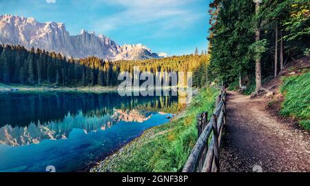 Belle vue d'été sur le lac de Carezza (Karersee). Magnifique scène matinale des Alpes Dolomiti, province de Bolzano, Tyrol du Sud, Italie, Europe. Beauté de Banque D'Images