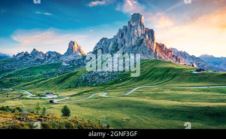 Vue imprenable le matin sur le pic Ra Gusela, Averau - Groupe Nuvolau depuis Passo di Giau. Lever de soleil d'été dans les Alpes Dolomiti, Cortina d'Ampezzo lo Banque D'Images