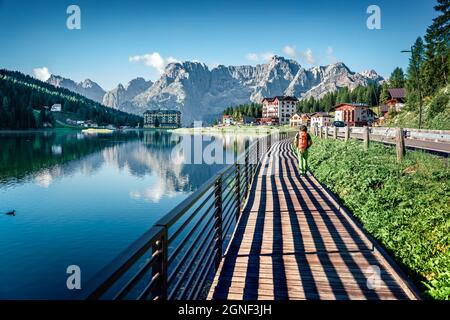 Promenade touristique sur la jetée sur le lac Misurina. Scène matinale ensoleillée de Misurina station, parc national Tre cime di Lavaredo, emplacement Auronzo, Dolomiti A Banque D'Images