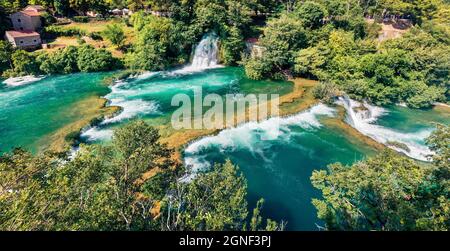 Vue d'été ensoleillée sur la cascade Skradinski Buk. Scène panoramique matinale du parc national de Krka, village Lozovac, Croatie, Europe. Beau wor Banque D'Images