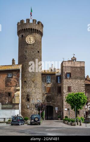 Tour de l'horloge à la porte, entrant dans la vieille ville de Bagnaia, à Tuscia Banque D'Images