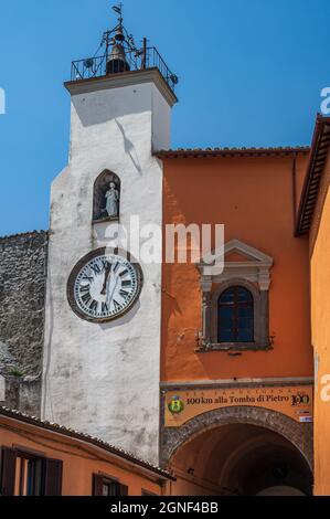 Tour de l'horloge à la porte, entrant dans la vieille ville de Montefiascone, un lac Bolsena Banque D'Images