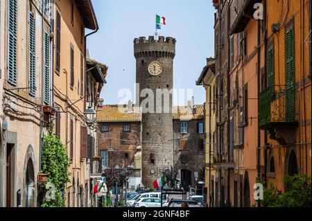 Tour de l'horloge à la porte, entrant dans la vieille ville de Bagnaia, à Tuscia Banque D'Images