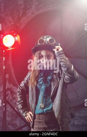 Belle jeune fille steampunk sur fond vintage , modèle dans le style d'un steampunk dans un beau studio créatif. Mode, style Banque D'Images