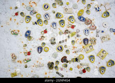 Badges Leeds United à vendre avant le match de la Premier League à Elland Road, Leeds. Date de la photo: Samedi 25 septembre 2021. Banque D'Images