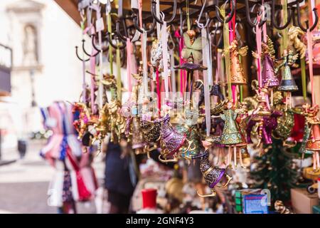 Décorations de Noël multicolores sur le marché de Noël à Budapest, Hongrie Banque D'Images