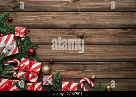 Fond de Noël festif avec des boîtes de cadeaux, des cloches de traîneau et des branches de sapin décorées Banque D'Images