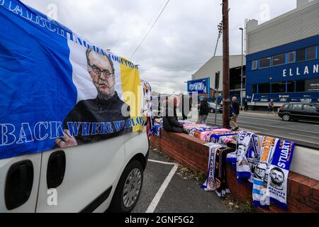 Un vendeur Leeds United vend des marchandises à l'extérieur du stade Elland Road Banque D'Images