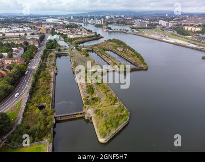 Vue aérienne depuis un drone d'anciens quais à graver à Govan sur la rivière Clyde à Glasgow, en Écosse, au Royaume-Uni Banque D'Images