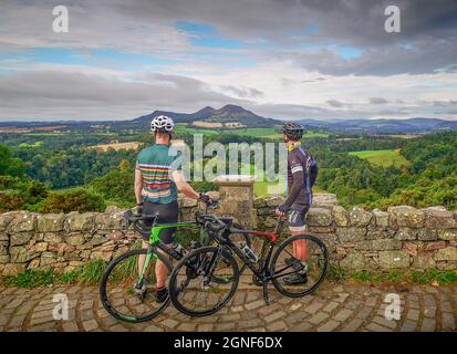 Scotts View, Royaume-Uni. 25 septembre 2021. 25 septembre 2021 ScottÕs View, Scottish Borders, Scotland, UKUK Scotland weather. Les passionnés de cyclisme de route du club de cyclisme Lauder Mamils prennent un moment à ScottÕs View pour admirer la vue magnifique sur les champs verts et les arbres vers les collines d'Eildon, lors d'une journée idéale pour faire du vélo dans les frontières écossaises. Crédit : phil wilkinson/Alay Live News Banque D'Images