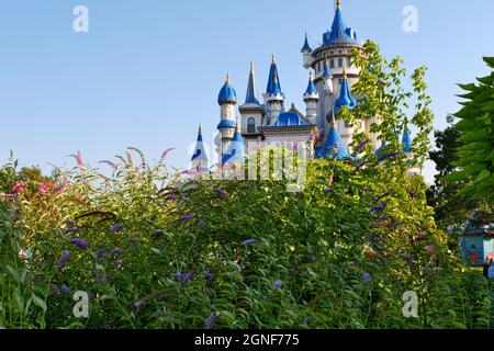 Château bleu nostalgique d'époque et tours du parc de Sazova derrière les arbres Eskisehir Turquie Banque D'Images