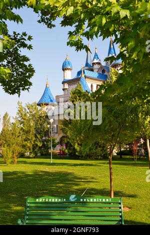 Château bleu nostalgique d'époque et tours du parc de Sazova derrière les arbres Eskisehir Turquie Banque D'Images