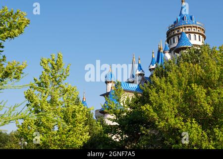 Château bleu nostalgique d'époque et tours du parc de Sazova derrière les arbres Eskisehir Turquie Banque D'Images