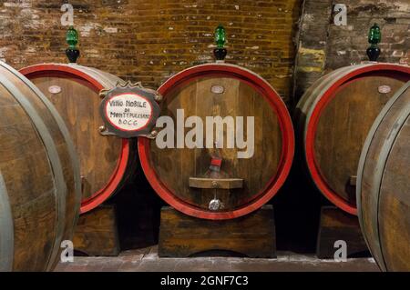 Montepulciano, Italie (14 septembre 2021) - cave à vin ancienne avec fûts en bois remplis du célèbre vin Nobile Banque D'Images