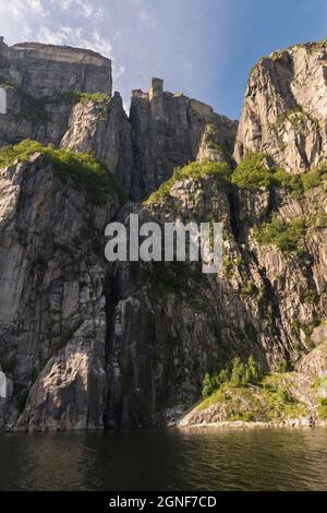 preikestolen vu d'en bas lors d'une croisière sur le fjord du Lysefjord en Norvège Banque D'Images