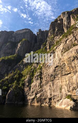 preikestolen vu d'en bas lors d'une croisière sur le fjord du Lysefjord en Norvège Banque D'Images