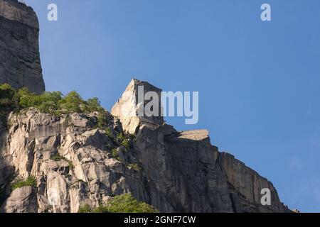 preikestolen vu d'en bas lors d'une croisière sur le fjord du Lysefjord en Norvège Banque D'Images