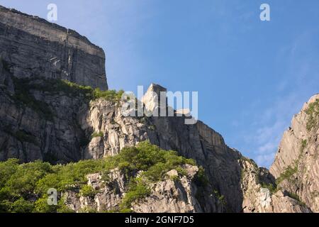 preikestolen vu d'en bas lors d'une croisière sur le fjord du Lysefjord en Norvège Banque D'Images