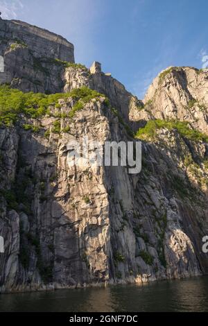 preikestolen vu d'en bas lors d'une croisière sur le fjord du Lysefjord en Norvège Banque D'Images