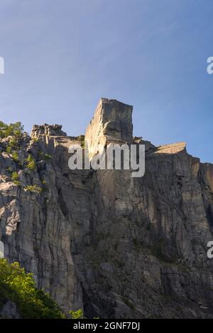 preikestolen vu d'en bas lors d'une croisière sur le fjord du Lysefjord en Norvège Banque D'Images