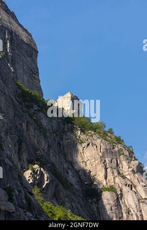 preikestolen vu d'en bas lors d'une croisière sur le fjord du Lysefjord en Norvège Banque D'Images